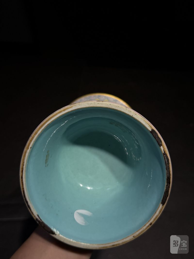 清乾隆 黄地洋彩缠枝莲托八宝纹花觚 - 图22